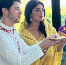 निक जोनस संग प्रियंका चोपड़ा ने विदेश में मनाई धूमधाम से दिवाली,