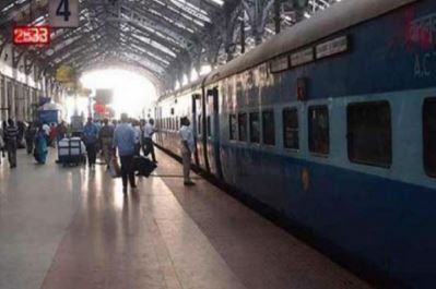 रेलवे स्टेशन पर आज से प्लेटफार्म टिकट महंगा, जानें नया रेट