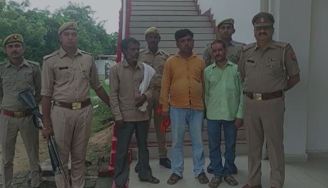 मैनपुरी :  बेवर पुलिस को मिली बड़ी सफलता अवैध शस्त्र फैक्ट्री बनाने वाले तीन अभियुक्तों को गिरफ्तार कर भेजा जेल