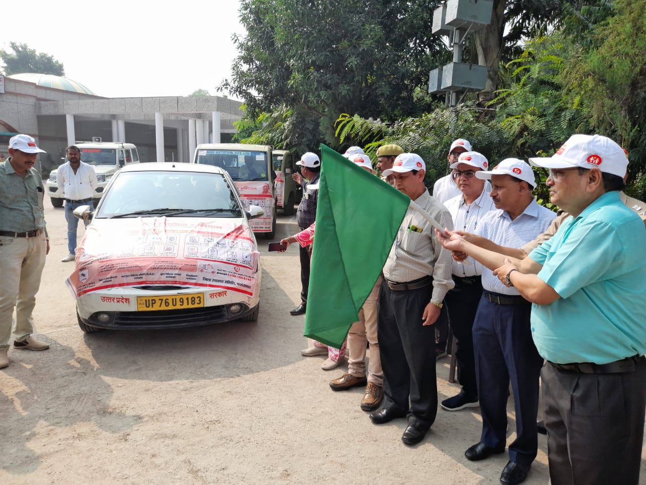फर्रुखाबाद:विशेष संचारी रोग नियन्त्रण अभियान की हुई शुरुआत जिलाधिकारी ने हरी झंडी दिखाकर जागरुकता रैली को किया रवाना