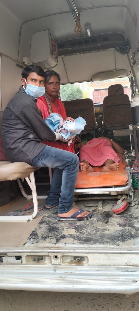 औरैया :एक बार फिर अस्पताल ले जाते समय एंबुलेंस में प्रसूता ने बच्चे को दिया जन्म