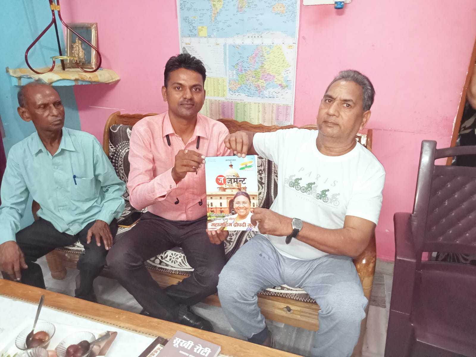 फर्रूखाबाद: राष्ट्रीय जजमेन्ट के ब्यूरो चीफ़ ने किया पुस्तक का विमोचन