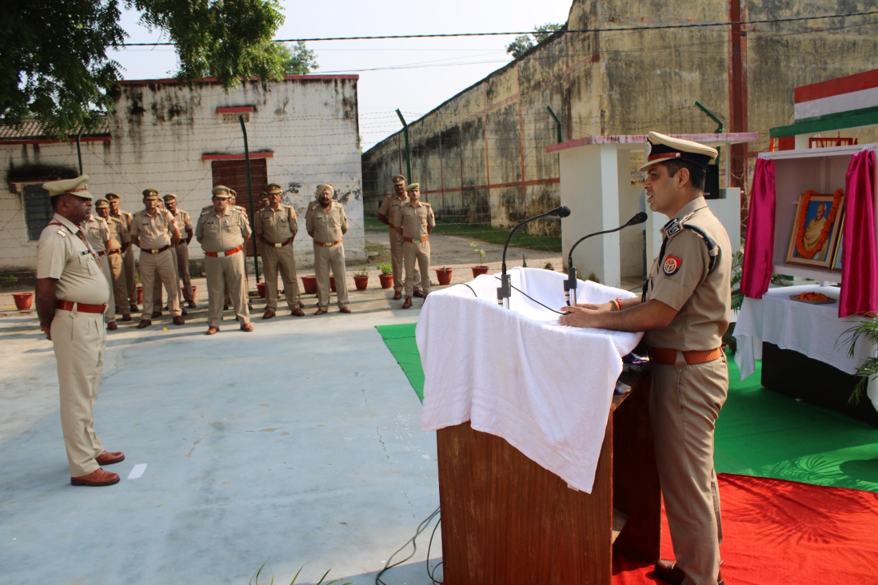 पीलीभीत: राष्ट्रपिता महात्मा गांधी जी की 153 वीं जयंती व पूर्व प्रधानमंत्री श्री लाल बहादुर शास्त्री जी की 118 वीं जयंती के अवसर पर पुलिस अधीक्षक द्वारा राष्ट्रपिता महात्मा गांधी जी व श्री लाल बहादुर शास्त्री जी के फोटो पर पुष्पमाला अर्पण कर सशपथ श्रद्धांजलि दी।