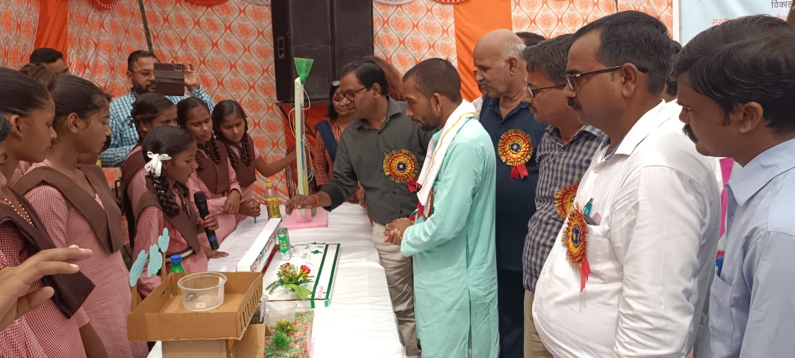 पीलीभीत :राष्ट्रीय आविष्कार अभियान के अंतर्गत ब्लाक स्तरीय विज्ञान क्विज प्रतियोगता एवं प्रदर्शनी बीआरसी पर आयोजित हुई। जिसमें ब्लाक क्षेत्र के प्रत्येक जूनियर स्कूल के दो-दो छात्रों ने प्रतिभाग किया।