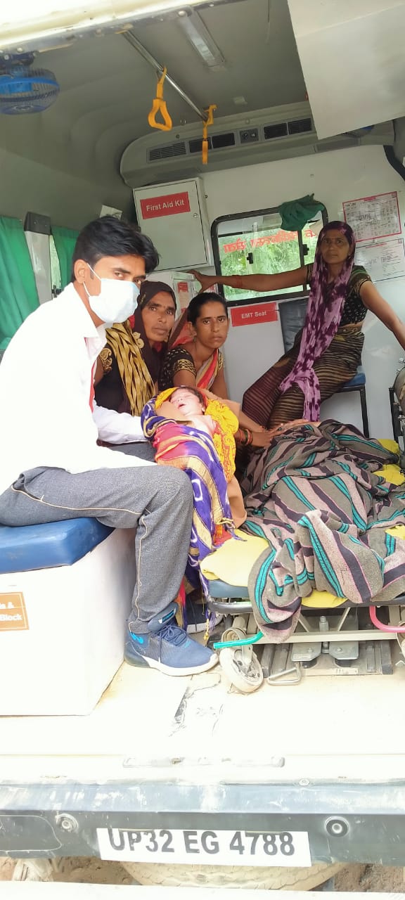 औरैया: एक बार फिर अस्पताल ले जाते समय एंबुलेंस में प्रसूता ने बच्चे को दिया जन्म