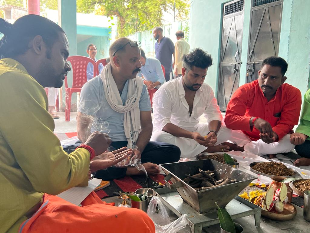 पीलीभीत : दशहरा के पर्व पर अखिल भारतीय क्षत्रिय महासभा पूरनपुर इकाई ने यज्ञ एवं शस्त्र पूजन का कार्यक्रम करा।