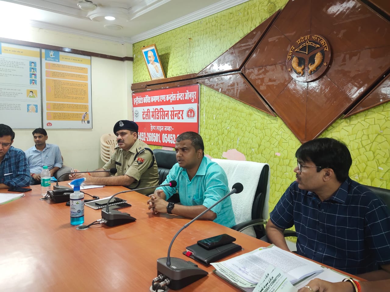 जौनपुर:बारावफात व अन्य त्योहारों को सकुशल सम्पन्न कराने हेतु जिलाधिकारी मनीष कुमार वर्मा की अध्यक्षता में जिला शांति समिति की  कलेक्ट्रेट सभागार में बैठक हुई संपन्न