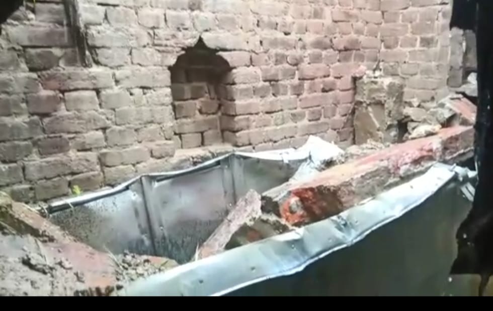 आँवला/बरेली - धनौरा गौरी में गिरा गरीब का आशियाना बाल-बाल बचा परिवार।