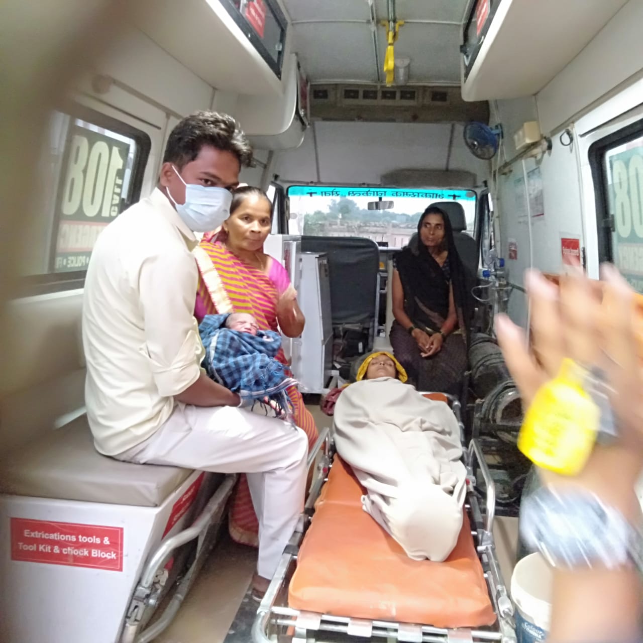 औरैया: एक बार फिर अस्पताल ले जाते समय एंबुलेंस में गूजी किलकारी प्रसूता ने बच्ची को दिया जन्म