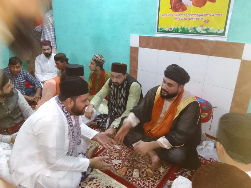 बरेली : मौलाना तौक़ीर रज़ा खां की तरफ से भेजी चादर को सरकार साबिर पाक की दरगाह मे चादर पेश कर मुल्क में अमन चैन की दुआ मांगी