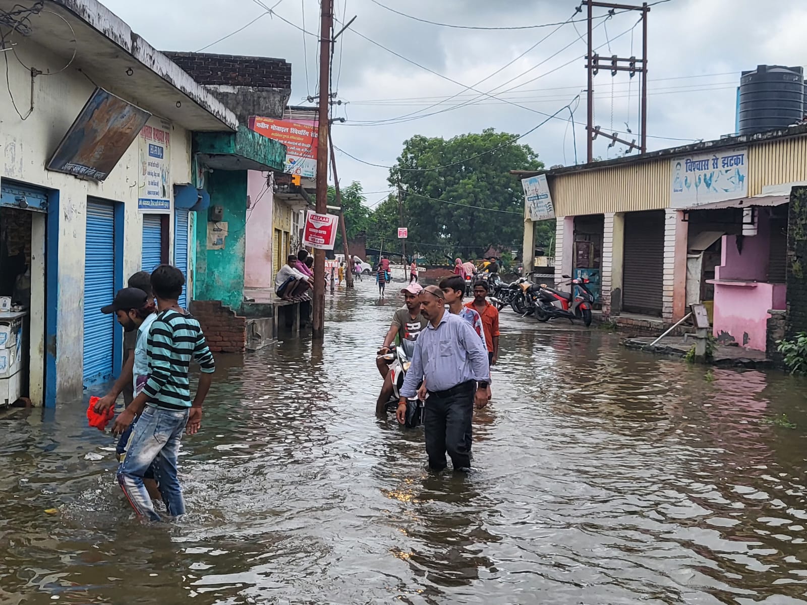 पीलीभीत: बरसात से ग्रसित एरिया में लगभग 300 भोजन के पैकेट का वितरण किए।