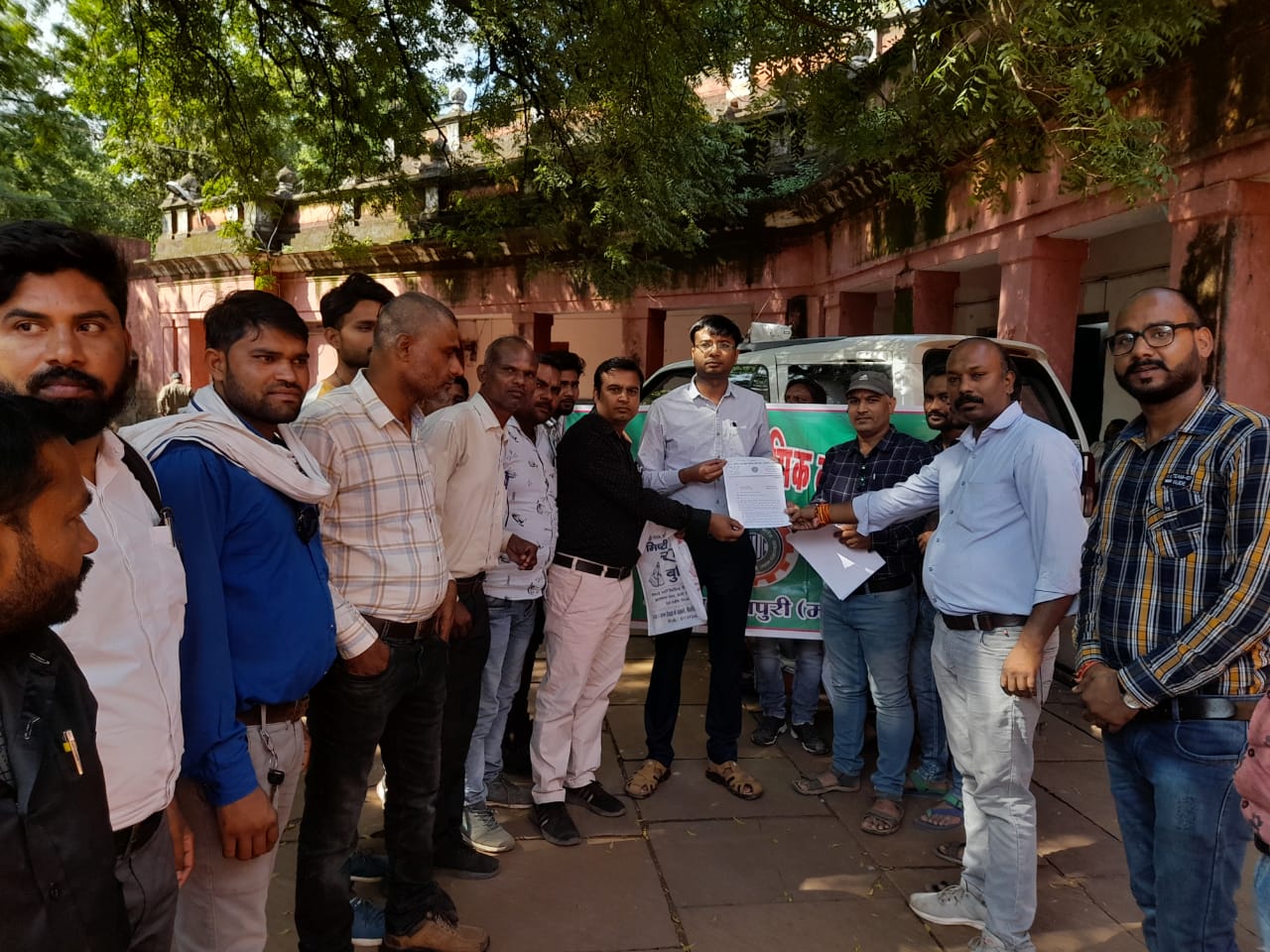 शिवपुरी :- विद्युत कर्मचारियों ने अपनी विभिन्न मांगों को लेकर आज कलेक्ट्रेट में सौंपा ज्ञापन