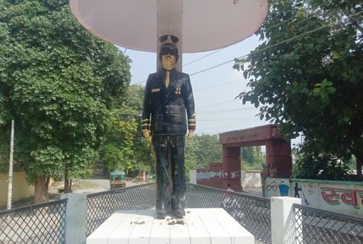 फर्रुखाबाद :शहीद की प्रतिमा पर लगाया गोबर