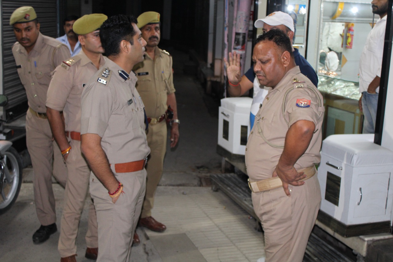 पीलीभीत : पुलिस अधीक्षक द्वारा आगामी त्यौहारों को सकुशल सम्पन्न कराने व शान्ति एवं कानून व्यवस्था के दृष्टिगत पूरनपुर कस्बे में पैदल गश्त कर सुरक्षा व्यवस्था का जायजा लिया गया।