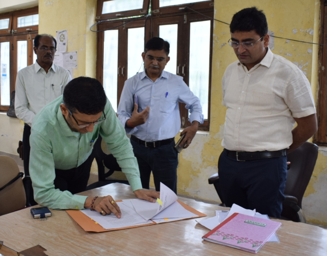 प्रयागराज:मण्डलायुक्त ने डेंगू एवं संचारी रोग नियंत्रण के लिए बनाये गए कंट्रोल रूम का किया निरीक्षण