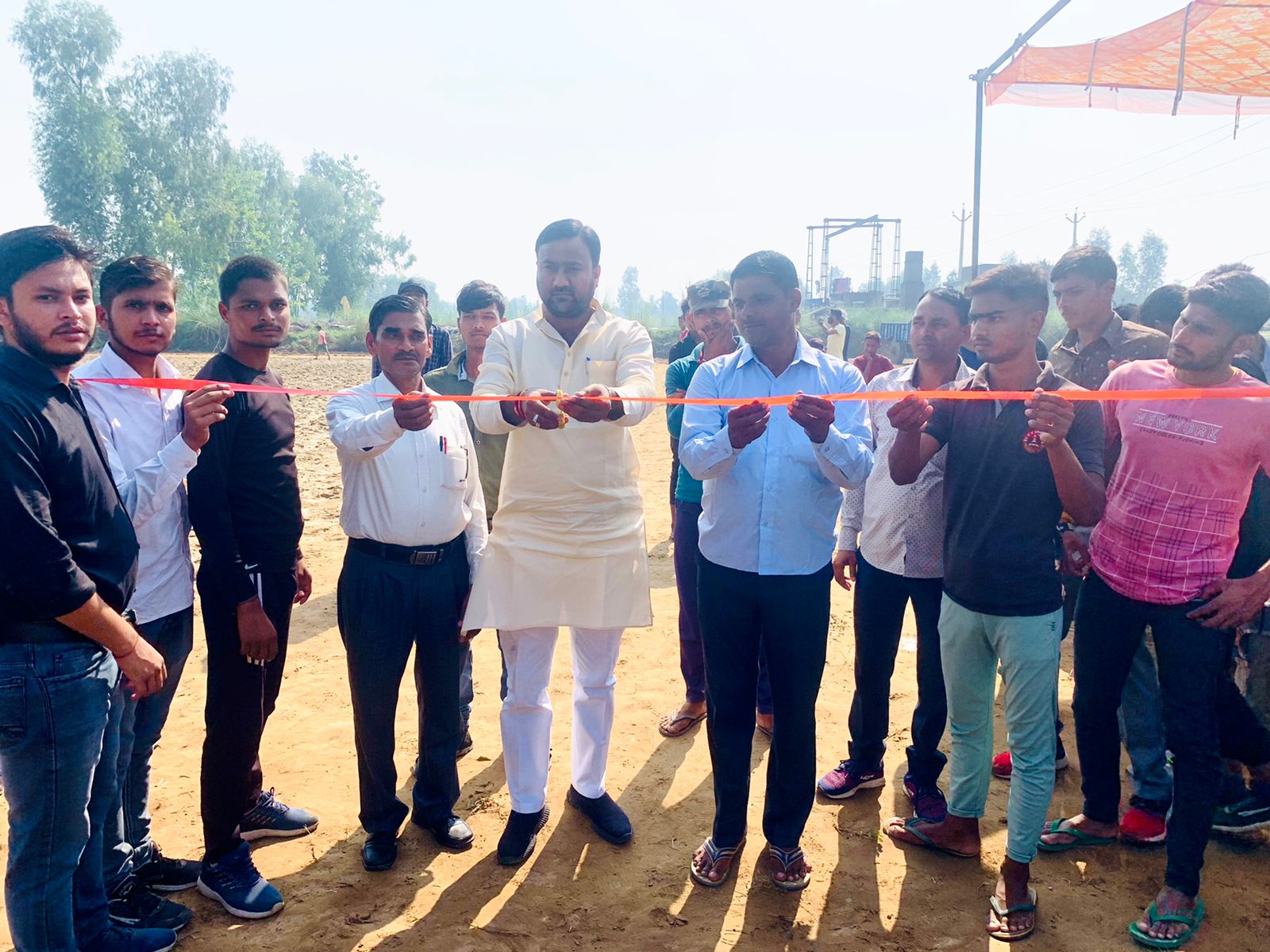 आँवला/बरेली  -  जिला पंचायत सदस्य अरविंद यादव ने दौड़ प्रतियोगिता का फीता काटकर किया शुभारंभ।