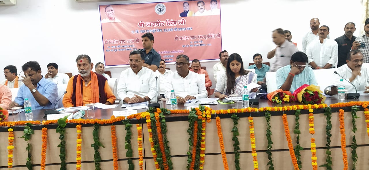 प्रयागराज : मंडलायुक्त ने महापौर एवं जिला अधिकारी समेत डेंगू कंट्रोल रूम का औचक निरीक्षण करते हुए जनपद में साफ-सफाई अस्पतालों का सभी व्यवस्थाओं  हेतु की गई प्रशासनिक तैयारियों की समीक्षा की
