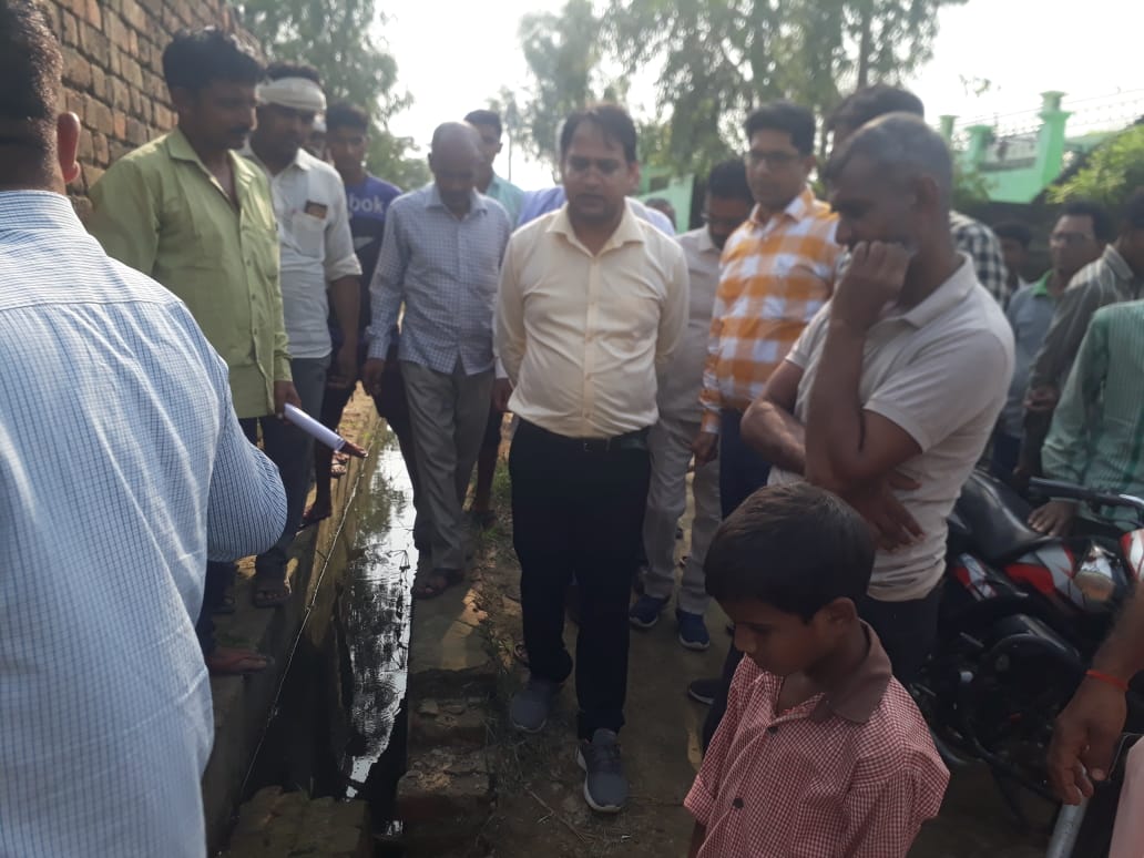 आँवला/बरेली - डीपीआरओ ने रामनगर ब्लॉक में ग्राम पंचायतों का किया दौरा ग्राम प्रधानों में मचा हड़कंप।