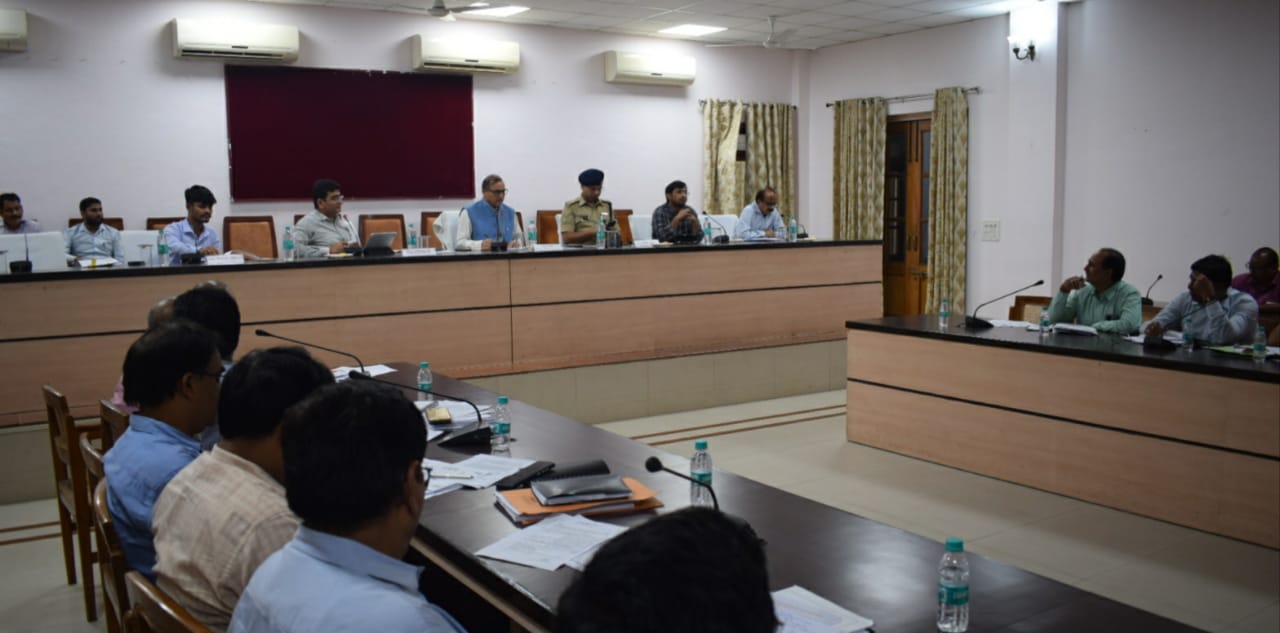 प्रयागराज :प्रमुख सचिव नोडल अधिकारी ने बाढ़ एवं बरसात से हुई क्षति डेंगू सड़के गड्ढा मुक्त तथा माननीय मंत्री गणों के द्वारा जनपद भ्रमण के समय दिए गए निर्देशों के अनुपालन में की गई कार्यवाही यों की समीक्षा की