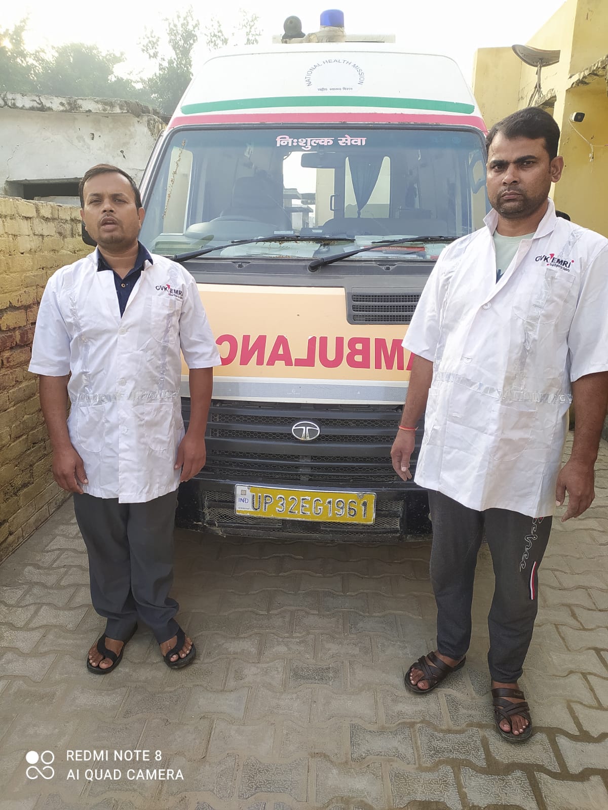 आँँवला/बरेली - एंबुलेंस स्टाफ की मदद से एंबुलेंस में हुआ प्रसव लड़के का हुआ जन्म जच्चा-बच्चा दोनों स्वस्थ।