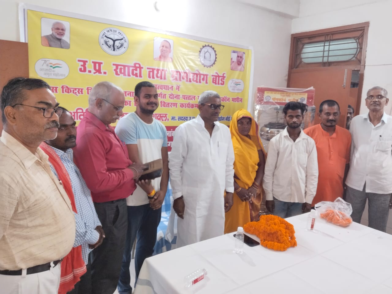 प्रयागराज :टूल किट्स वितरण योजना के अंतर्गत लाभार्थियों को दोना पत्तल एवं मेकिंग मशीन का किया गया वितरण