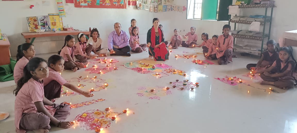 पीलीभीत : दीपावली पर्व के उपलक्ष्य में परिषदीय स्कूलों में रंगोली बनाकर उसमें दीप प्रज्ज्वलित कर दीपावली पर्व मनाया गया।