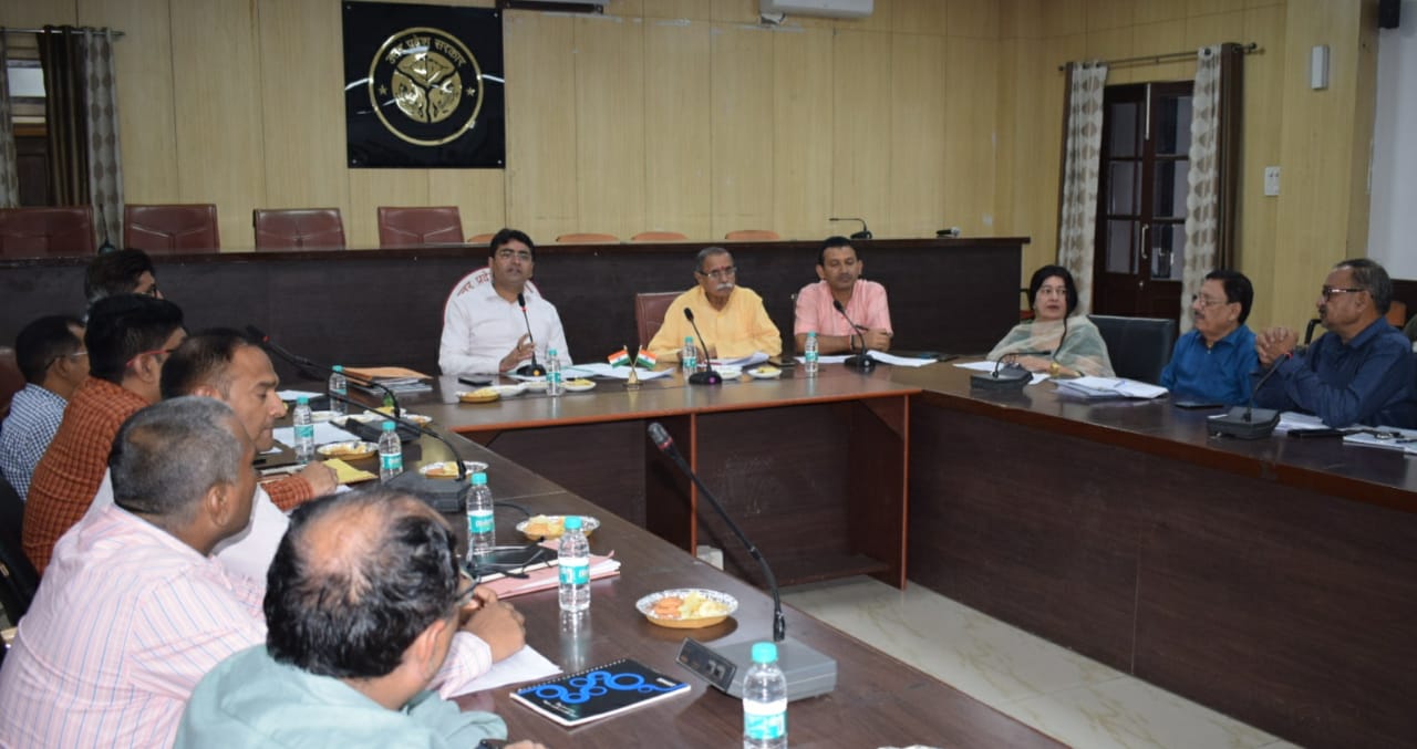 जिलाधिकारी ने उद्यमियों एवं व्यापारियों की समस्याओं को सिरस प्राथमिकता पर निस्तारित करने के दिए निर्देश