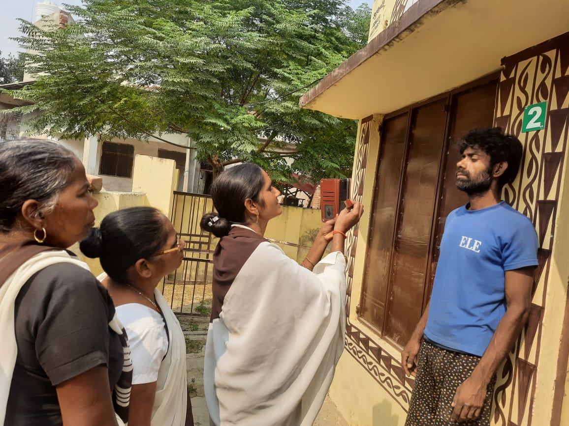 फर्रुखाबाद: आशा कार्यकर्ता घर-घर जाकर बना रहीं आयुष्मान कार्ड