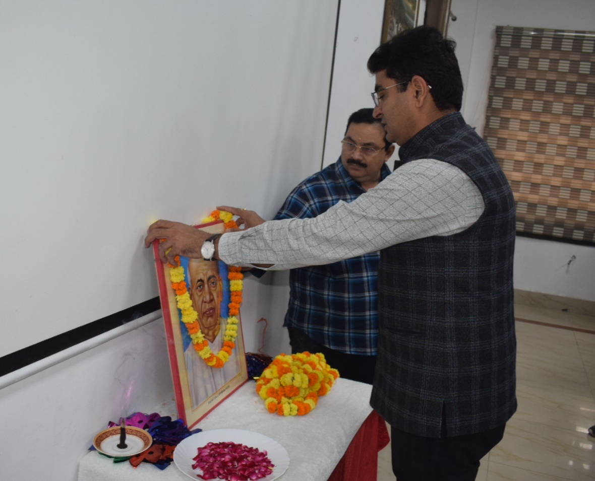 प्रयागराज:जिलाधिकारी ने भारत रत्न लौह पुरुष सरदार बल्लभ भाई पटेल जी की जयंती के अवसर पर उनके चित्र पर माल्यार्पण पर अधिकारियों एवं कर्मचारियों को राष्ट्रीय एकता दिवस की शपथ दिलाई
