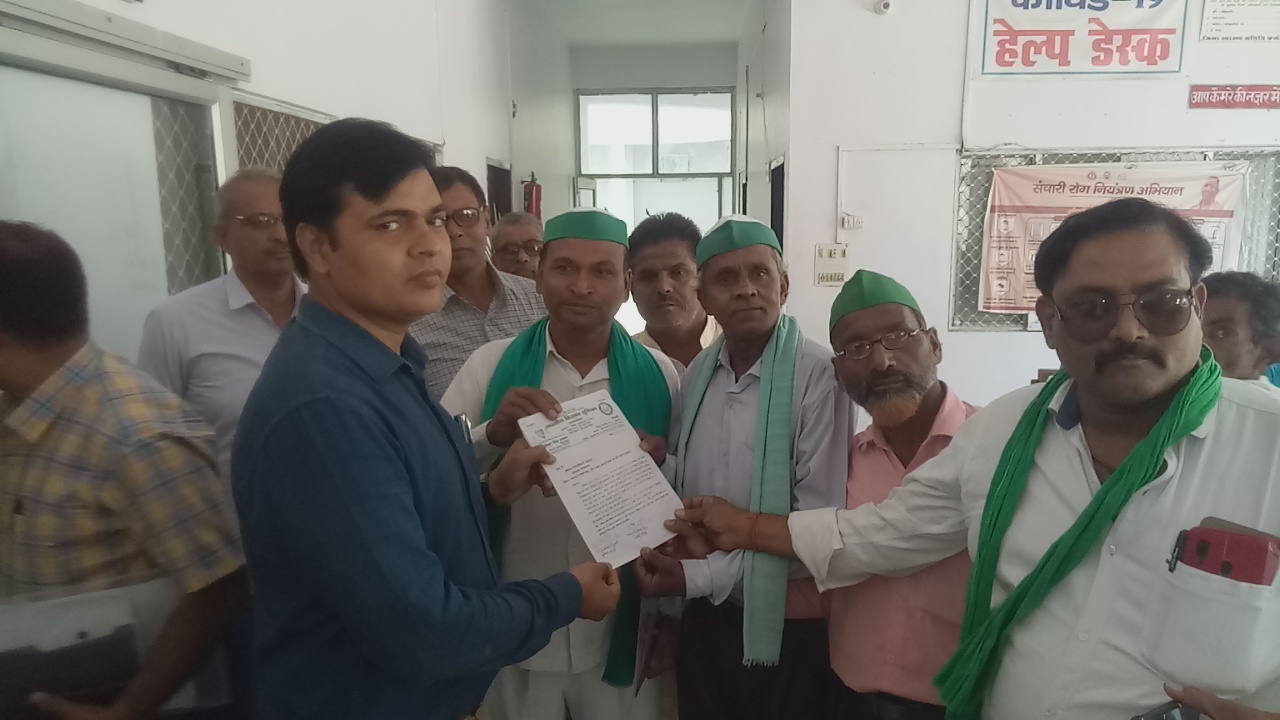 फर्रुखाबाद:नकली खाद की बिक्री के विरोध में किसान यूनियन ने जिलाधिकारी को दिया गया ज्ञापन