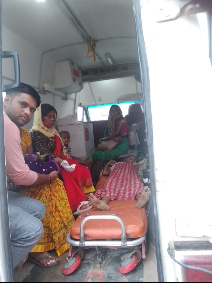 औरैया : अस्पताल ले जाते समय एंबुलेंस में प्रसूता ने बच्चे को दिया जन्म ,गूंजी किलकारी