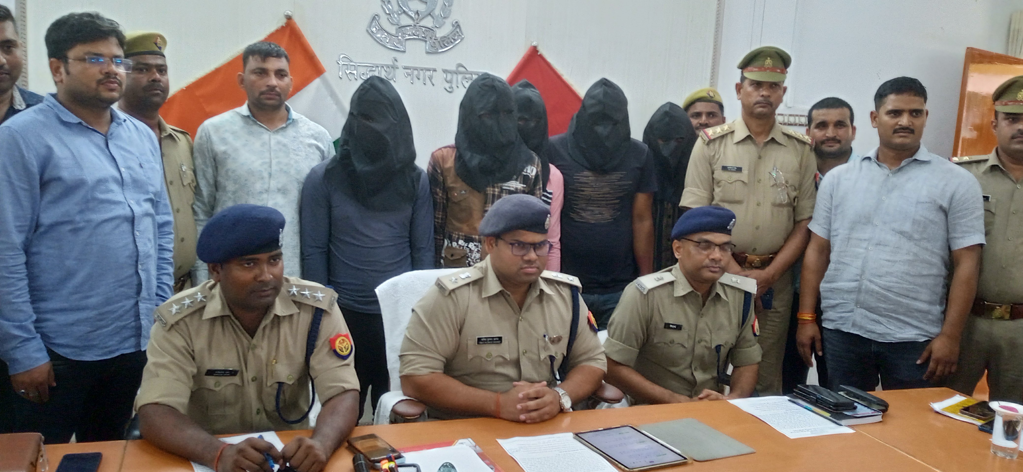सिद्धार्थनगर- एस0ओ0जी0/सर्विलांस व थाना सिद्धार्थनगर पुलिस द्वारा, युवक की चाकू मारकर हत्या की सनसनीखेज घटना का 24 घण्टे के अन्दर सफल अनावरण 05 अभियुक्त गिरफ्तार