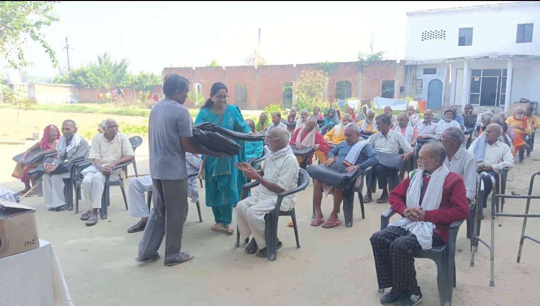 फर्रुखाबाद : डॉ सुधा रानी ने वृद्धजनों को कंबल वितरित कर मनाया अपने पुत्र का जन्मदिन