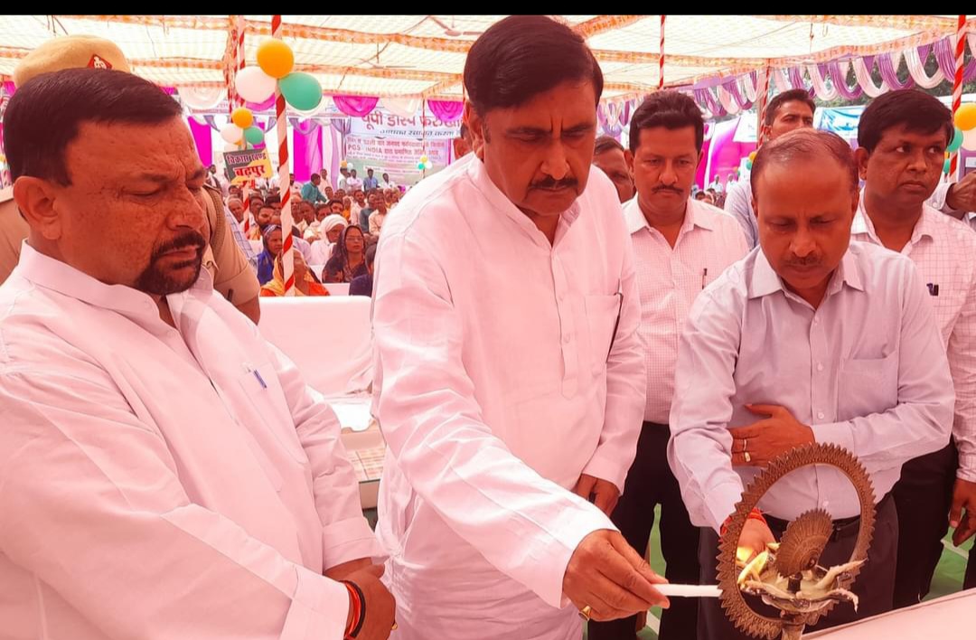 फर्रुखाबाद:आफिसर्स क्लब फतेहगढ़ में सांसद एवं जिलाधिकारी ने फीता काटकर व दीप प्रज्वलित कर पी0एम0 किसान सम्मान सम्मेलन का किया शुभारम्भ