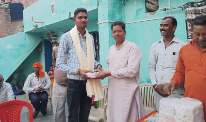 बरेली :शॉल भेंट कर राजकुमार कश्यप ने पत्रकार बन्धुओ को किया सम्मानित