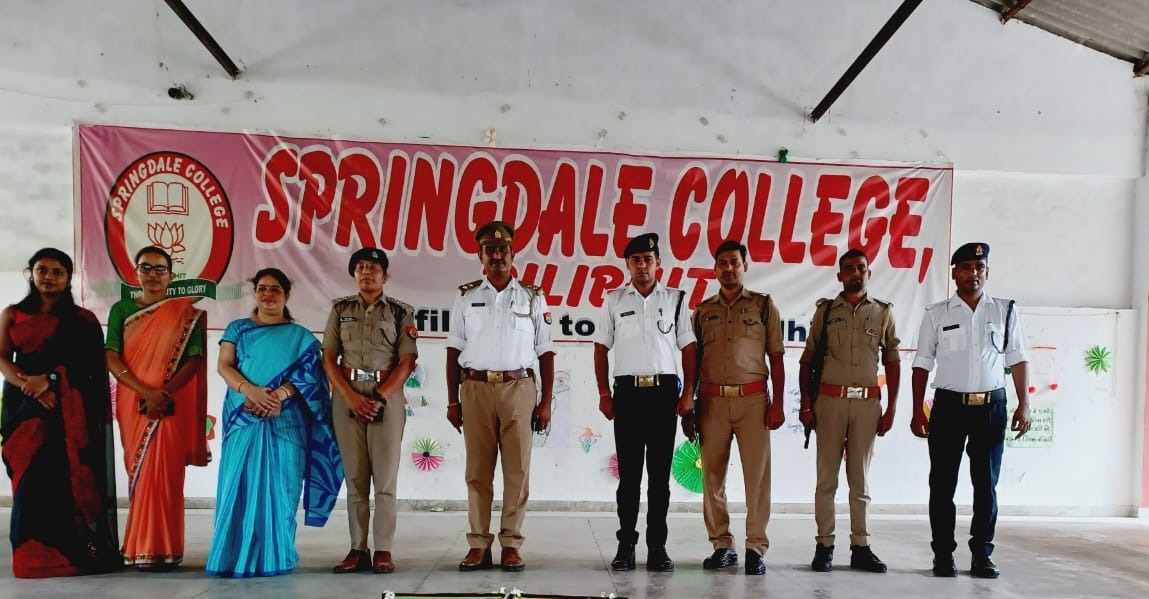 पीलीभीत : स्प्रिंगडेल कालेज के छात्र-छात्राओं को यातायात नियमों की जानकारी देकर किया जागरूक।