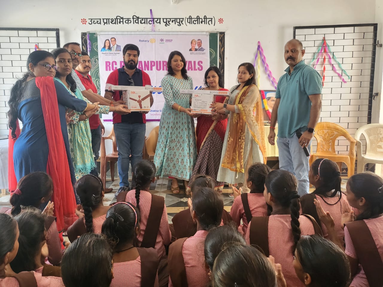 पीलीभीत : 2 अक्टूबर के उपलक्ष में रोटरी क्लब पूरनपुर रॉयल्स एवं इनरव्हील क्लब पूरनपुर पर्ल्स ने संयुक्त रूप से उच्च प्राथमिक विद्यालय स्कूल में जाकर दो सीलिंग फैन प्रदान करें।