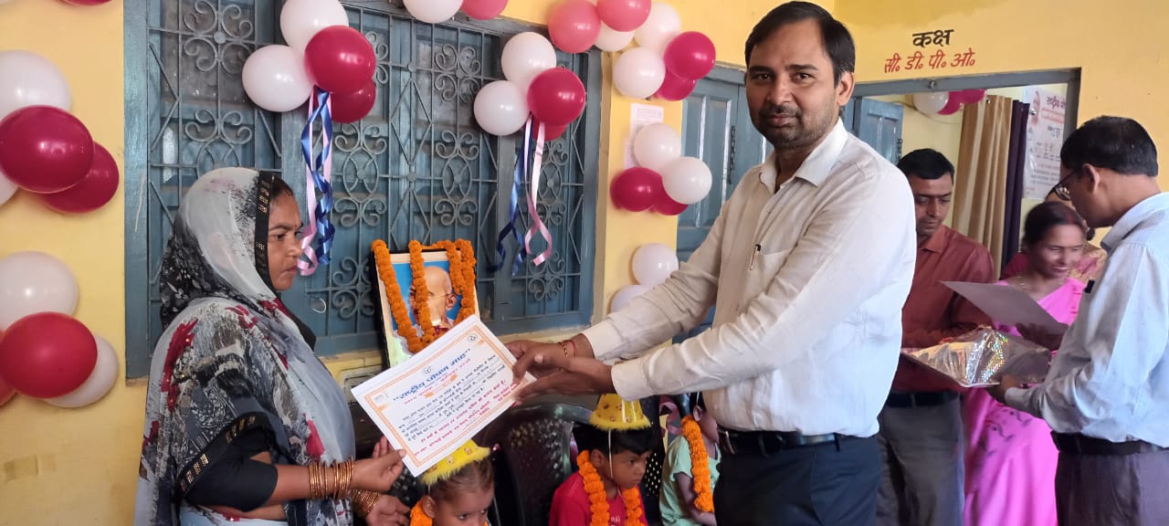 पीलीभीत : स्वस्थ बालक/बालिका प्रतियोगिता के विजेता बच्चों को गांधी जयन्ती के अवसर पर किया गया सम्मानित।