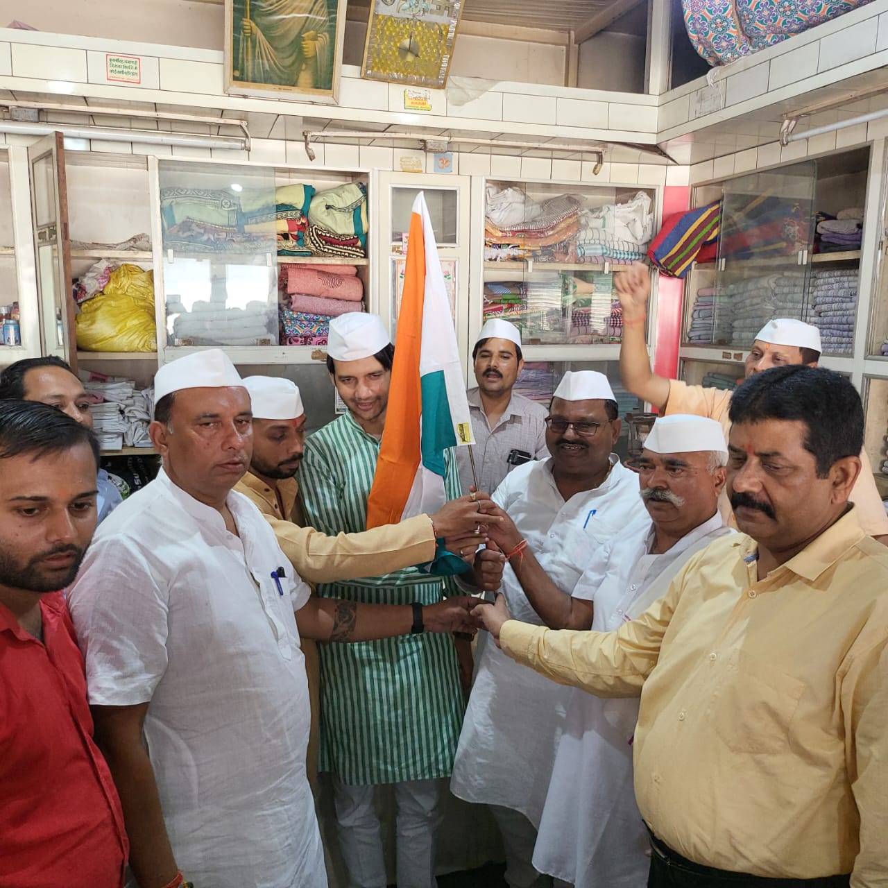 पीलीभीत : कार्यकर्ताओं ने गाँधी जी को पुष्प अर्पित कर व खादी भण्डार से वस्तुएँ खरीद मनाई जयंती।