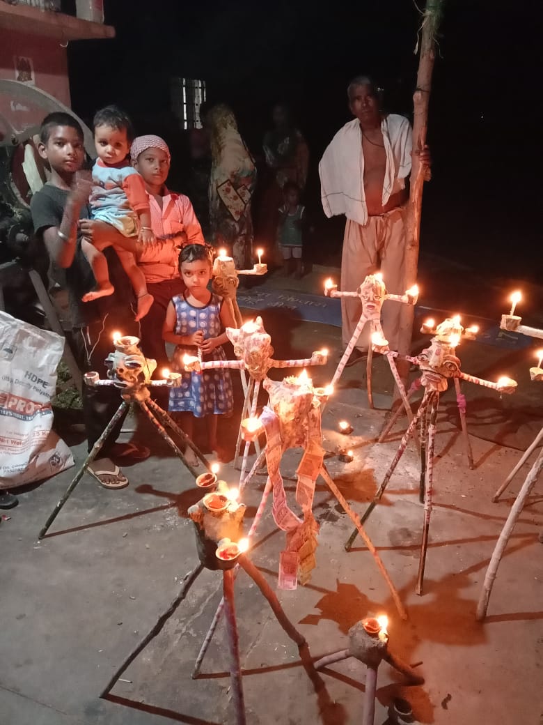 पीलीभीत: ग्रामीण क्षेत्र में नवरात्र पर्व पर गौरा-गौरी का विवाह धूमधाम से मनाया गया। महिलाएं और बच्चे कागज और मिट्टी के चौकलों के साथ कुएं पर एकत्र हुए।