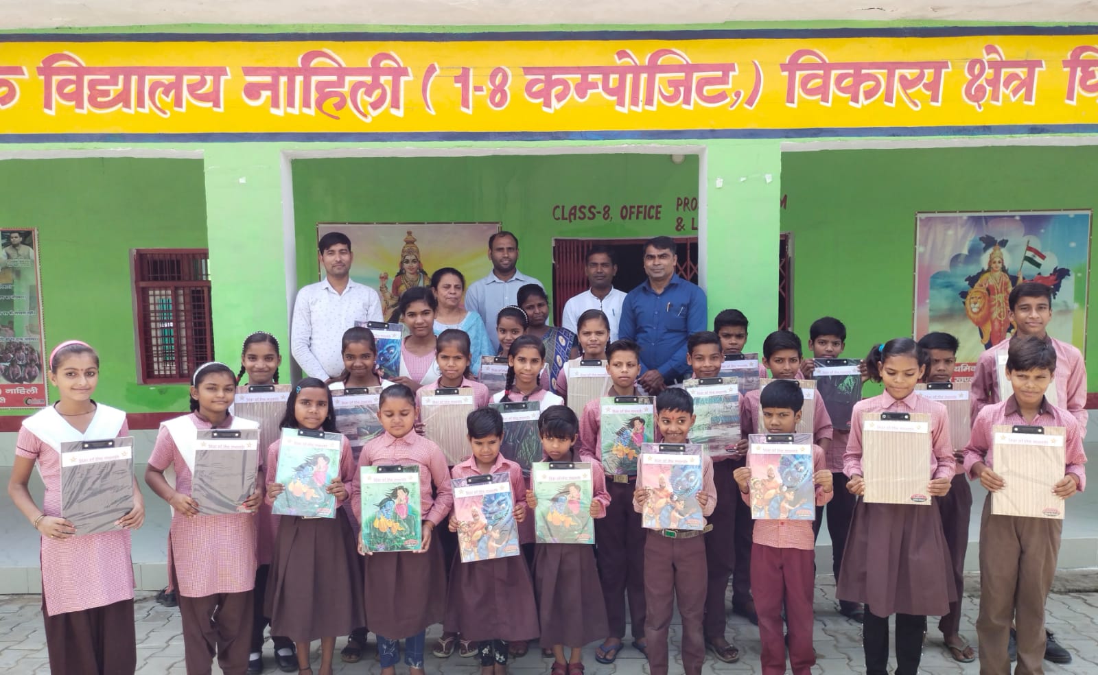 मैनपुरी :कम्पोजिट विद्यालय (1-8) नाहिली में स्टार ऑफ द टू मंथ में उपस्थिति व लर्निंग आउट कम के सितारों को प्रोत्साहित करने हेतु  पुरस्कृत किया गया ।