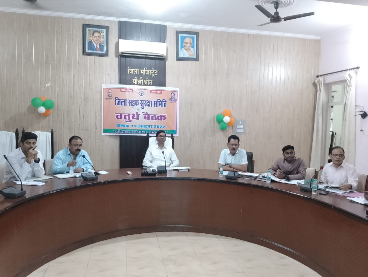 पीलीभीत:माल वाहनों से सावरियां ढोये जाने पर लगाई जाये रोक, ट्रेक्टर ट्रालियों में लगाये जाये रिफ्लेक्टर-जिलाधिकारी।