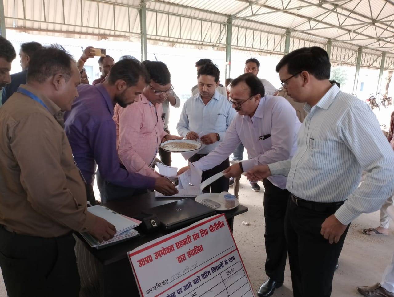 पीलीभीत: जिलाधिकारी द्वारा पूरनपुर मण्डी में स्थित धान क्रय केन्द्रों का किया गया औचक निरीक्षण।