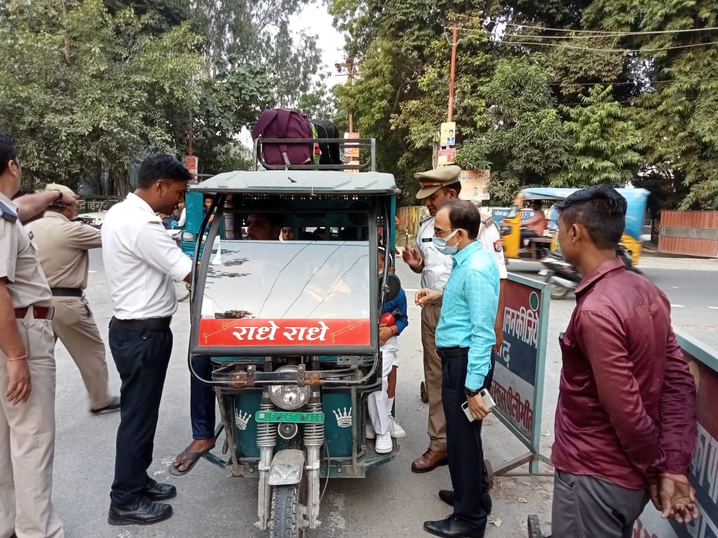 पीलीभीत: मानक के अनुरूप स्कूल वाहन ना चलने वाले वाहनों के विरूद्व चलाया गया अभियान।