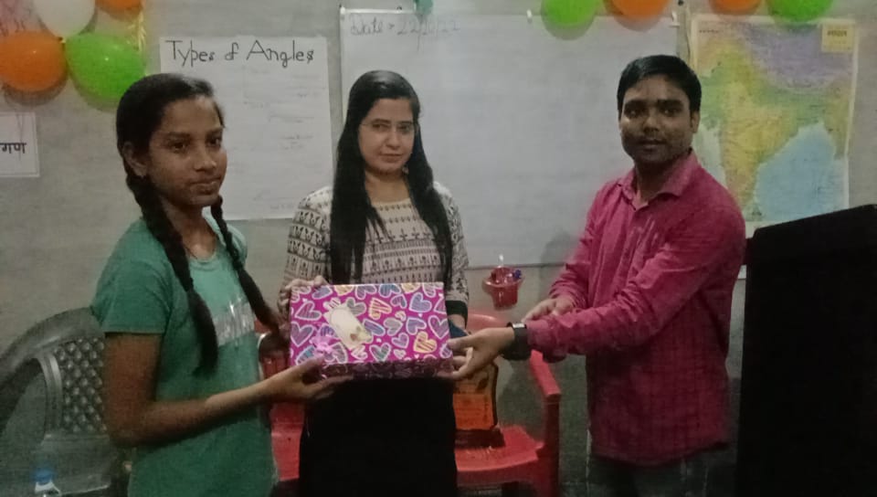 पीलीभीत: शिक्षा संस्कार कोचिंग में हुई सामान्य ज्ञान प्रतियोगिता में उच्च स्थान प्राप्त करने बाले सात छात्रों को धनतेरस पर्व पर कलीनगर उप जिलाधिकारी शिखा शुक्ला ने उपहार देकर पुरस्कृत किया।