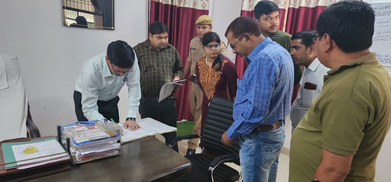 पीलीभीत:जिलाधिकारी ने शारदा सागर खण्ड, चकबन्दी कार्यालय, श्रम प्रवर्तन कार्यालय व जिला विद्यालय निरीक्षक कार्यालय का किया गया औचक निरीक्षण।