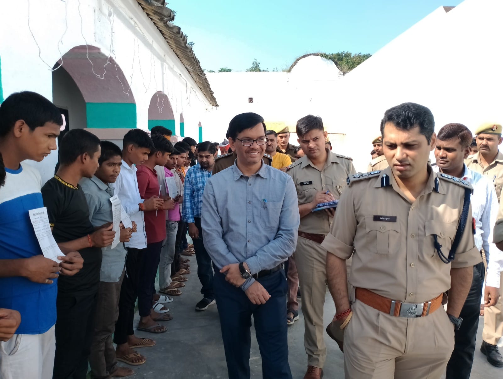 पीलीभीत : जिलाधिकारी एवं पुलिस अधीक्षक द्वारा जिला कारागार का किया गया औचक निरीक्षण।