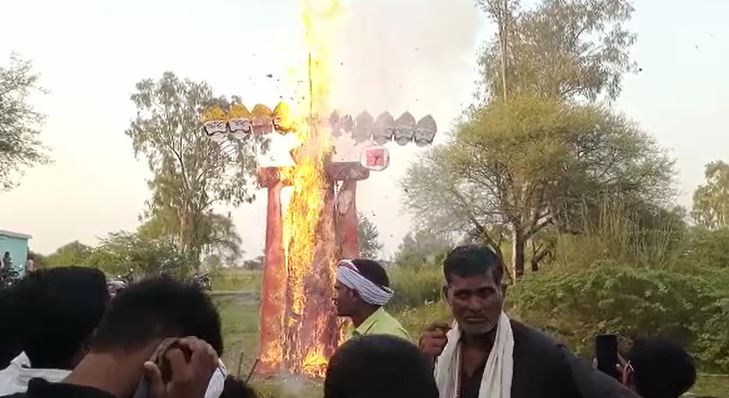 रायबरेली: धू-धू कर जला रावण,बुराई के प्रतीक का अंत