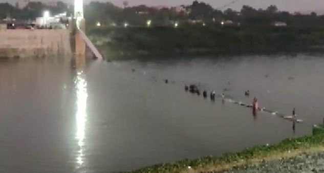 Gujarat के मोरबी में मच्छु नदी पर बना झूलता पुल गिरा, 30 की मौत की खबर
