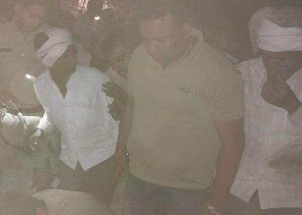 एटा: मिट्टी की ढाय गिरने से मिट्टी के नीचे दबकर तीन मासूमों की हुई दर्दनाक मौत,परिजनों का रो रो कर बुरा हाल